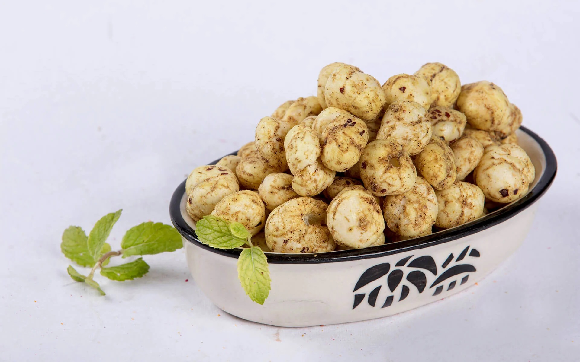 Gluten-free pudina makhana snack light, crispy, and protein-rich