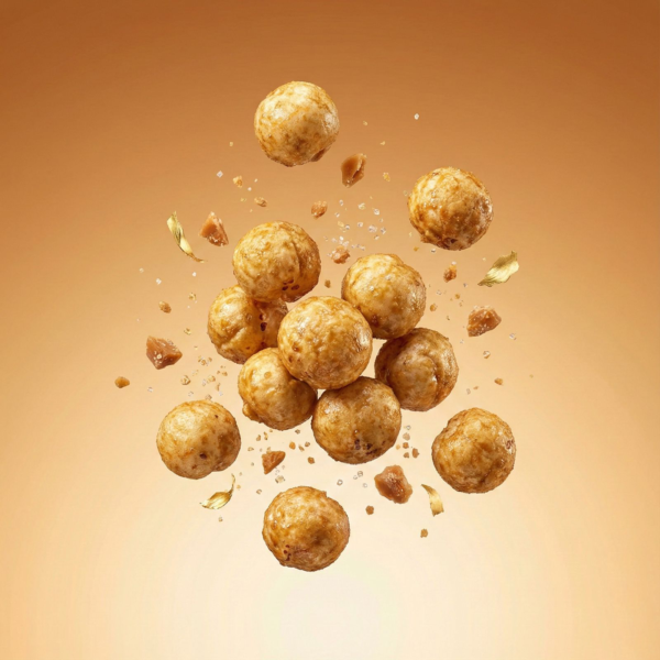 Floating caramel salted makhana showing its crunchy texture and balanced sweet–salty coating against a soft background